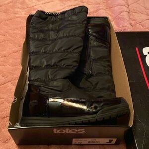 Totes 8W women’s boots NEW